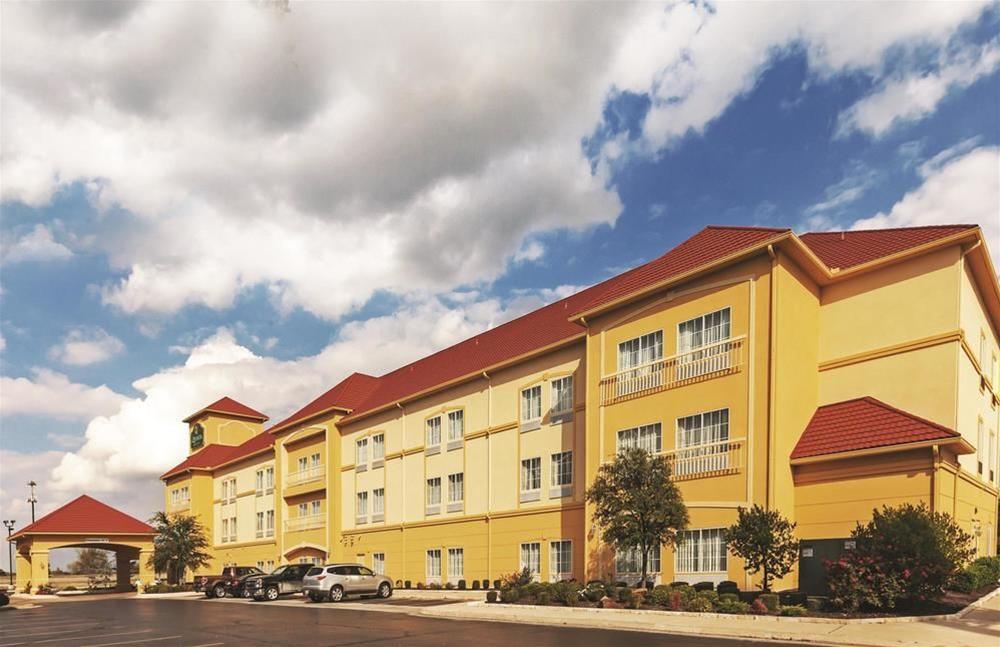 Comfort Inn & Suites Shawnee North Near I-40 Exterior photo