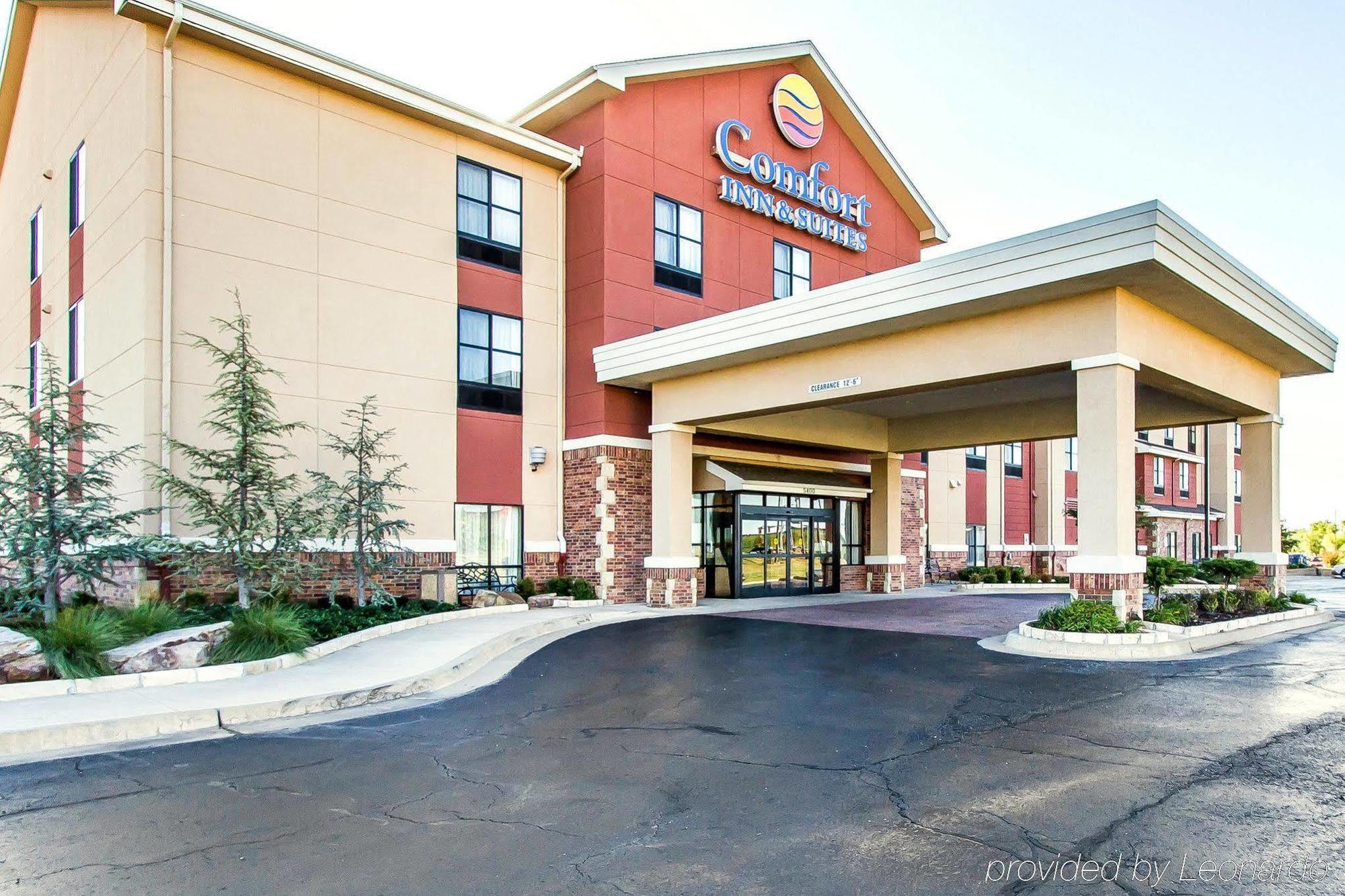 Comfort Inn & Suites Shawnee North Near I-40 Exterior photo